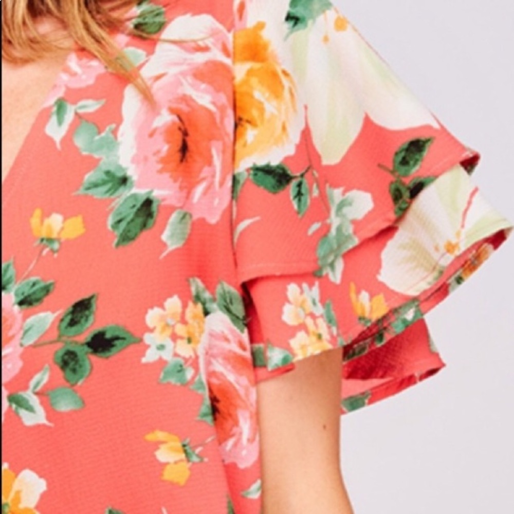 NWT Floral V-Neck Top w/Tiered Short Sleeves - Picture 9 of 16
